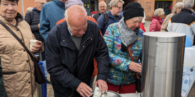 Einweihung Trinkbrunnen erste Kostproben © Hansestadt Havelberg