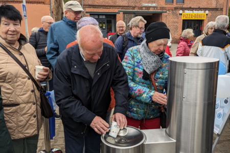 Einweihung Trinkbrunnen erste Kostproben © Hansestadt Havelberg