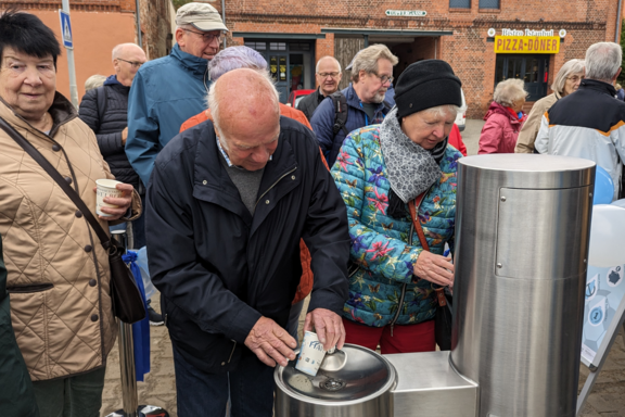 Einweihung Trinkbrunnen erste Kostproben © Hansestadt Havelberg